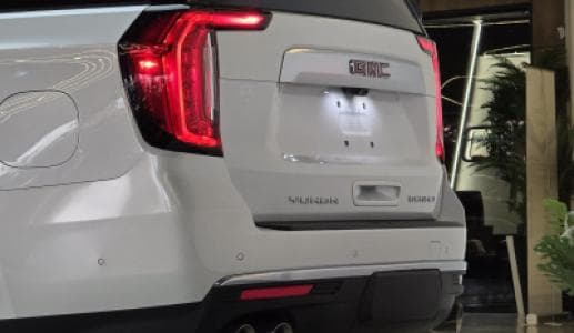 GMC Yukon Denali image 2