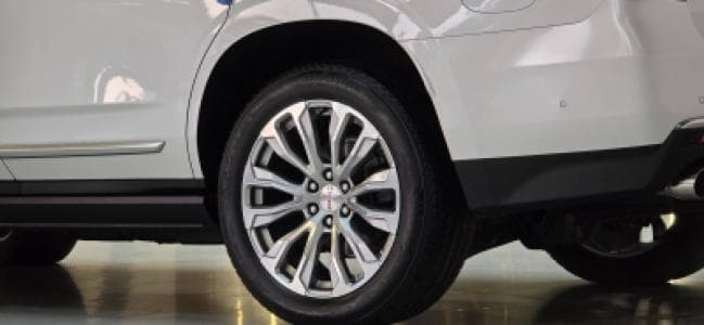 GMC Yukon Denali image 6